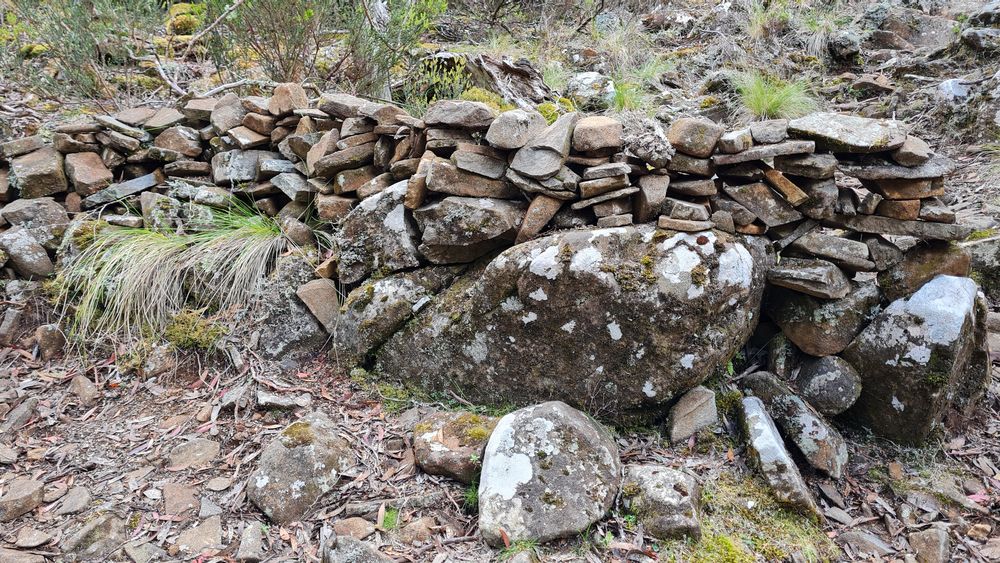 Rock wall signalling where the loop starts. Rock wall signalling where the loop starts.